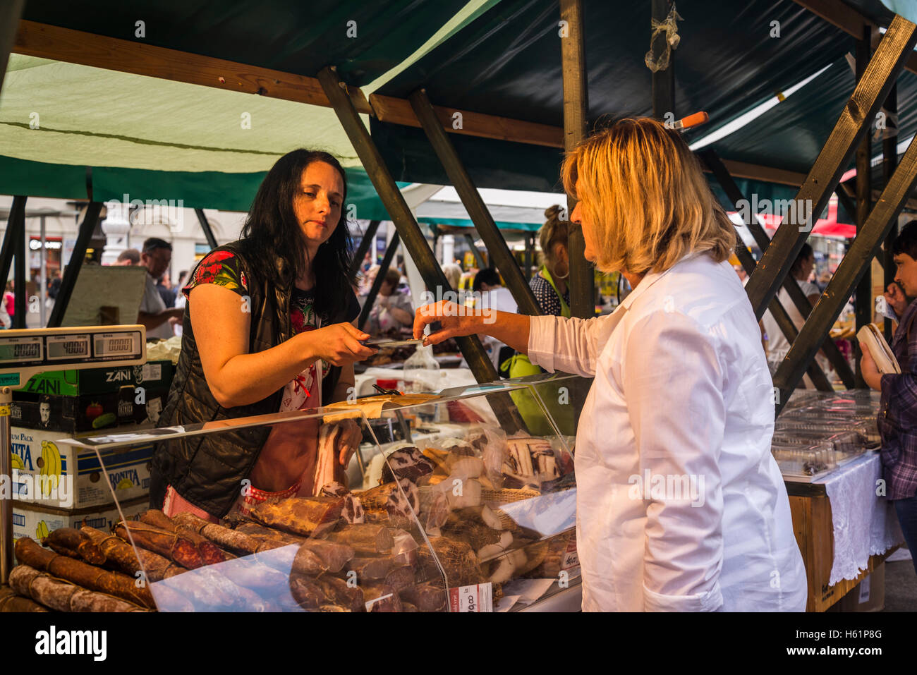 Degustazione di donna home prodotti prosciutto, produttori mercato artigianale, Ban Jelacic Square, Zagabria, Croazia Foto Stock