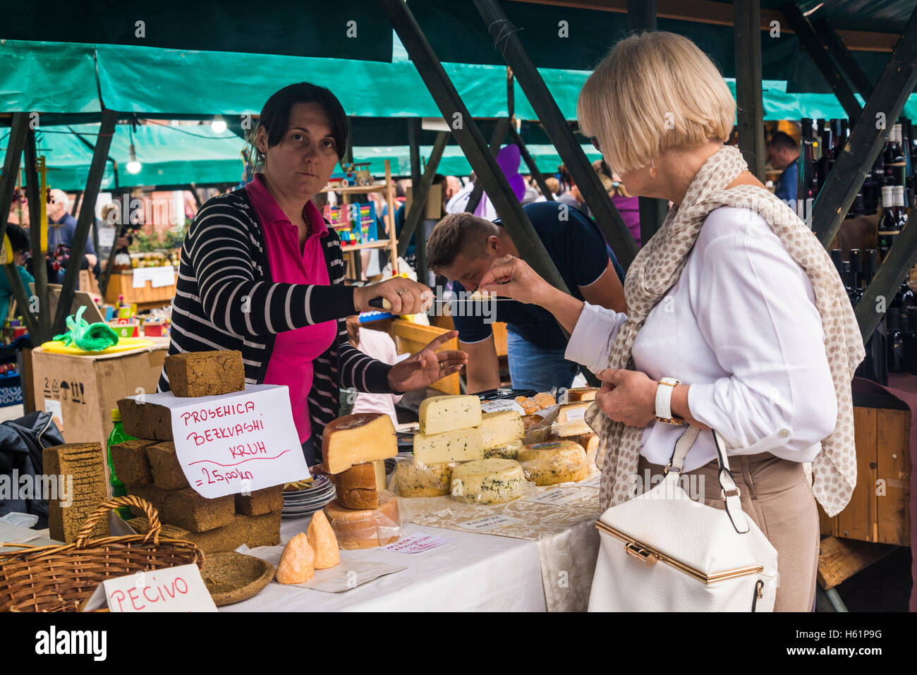Pressione di stallo di formaggio, produttori mercato artigianale, Ban Jelacic Square, Zagabria, Croazia Foto Stock