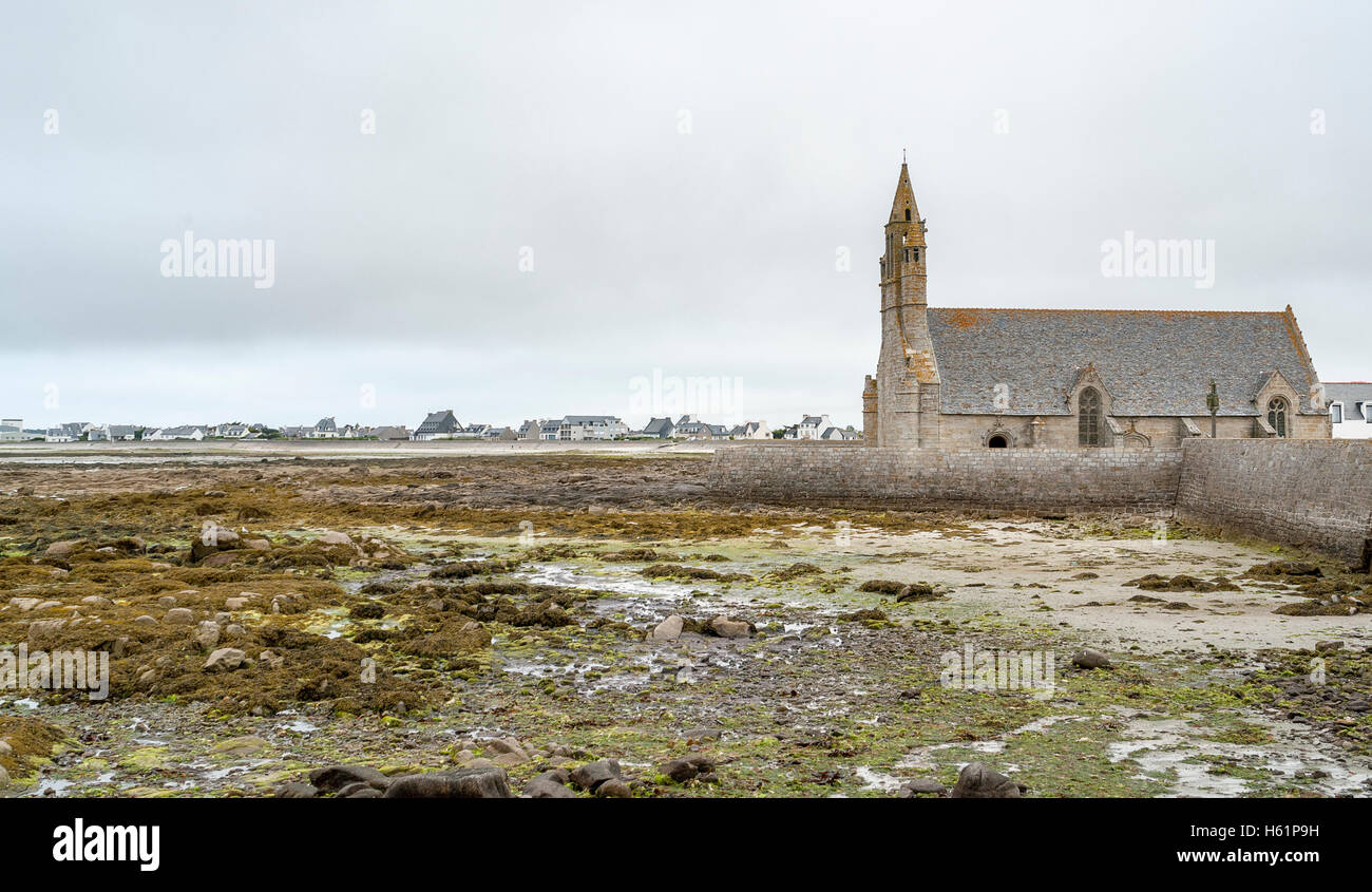 Paesaggi costieri comprendente una chiesa intorno Penmarch in Finisterre dipartimento della Bretagna in Francia Foto Stock