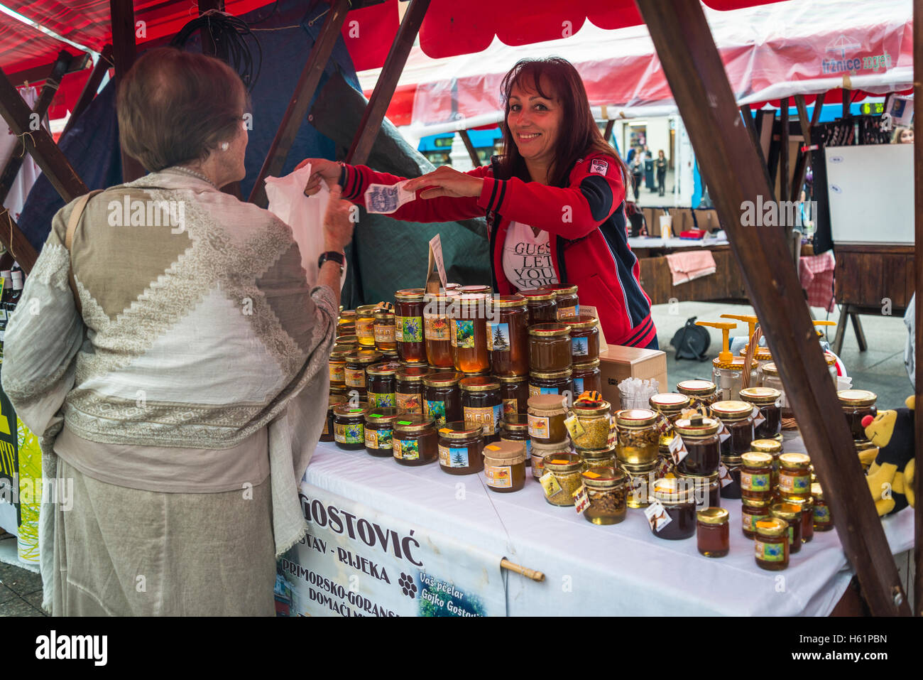 Pressione di stallo di miele., produttori mercato artigianale, Ban Jelacic Square, Zagabria, Croazia Foto Stock