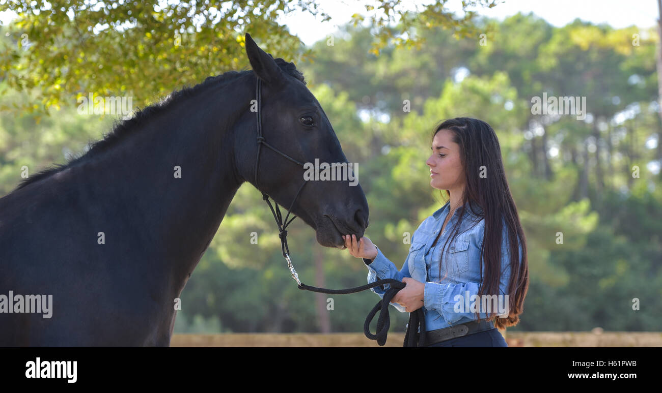 La donna e il suo cavallo, centro equestre, Francia Foto Stock