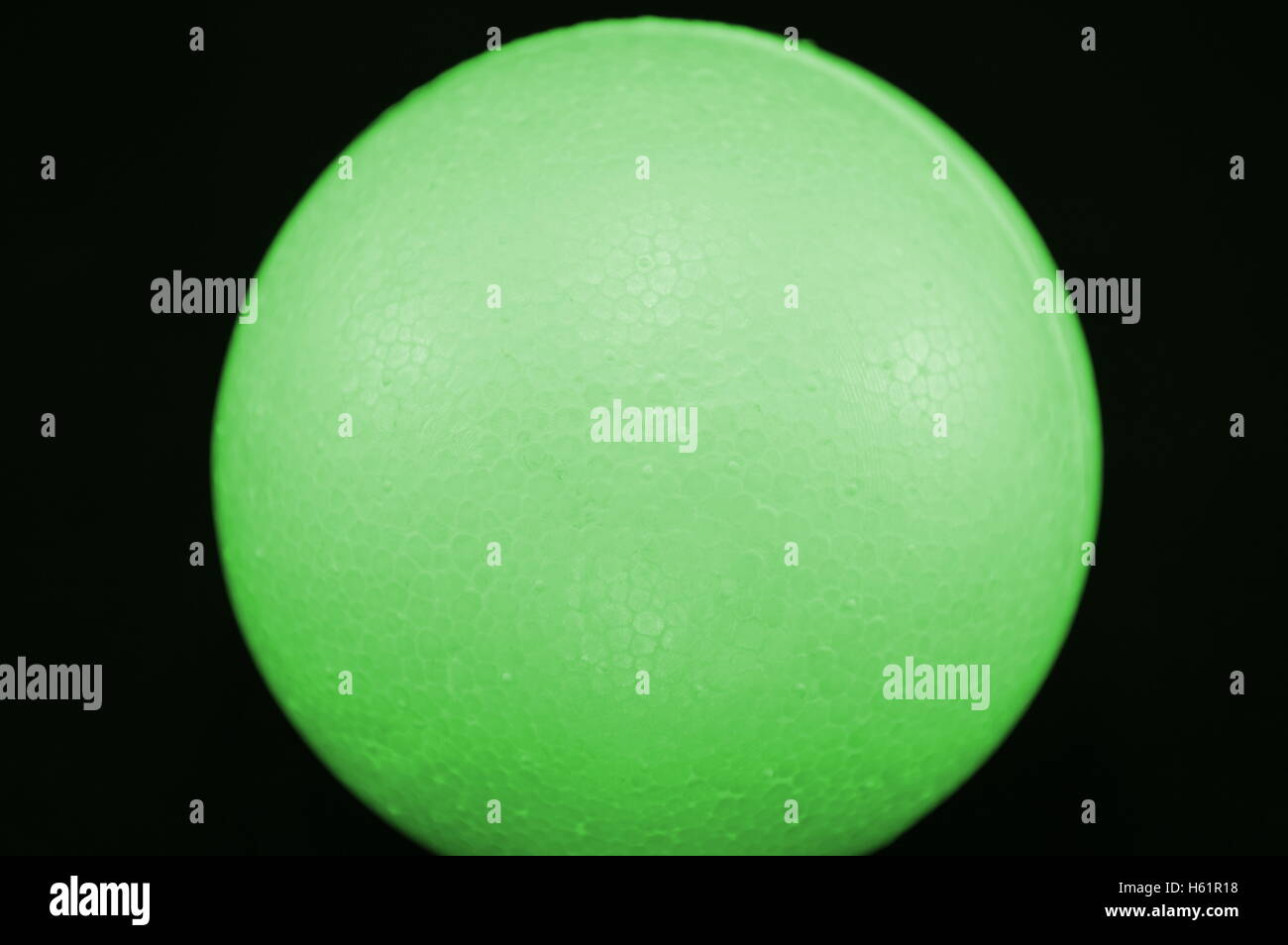 Sphère en frigolite de couleur verte. Foto Stock