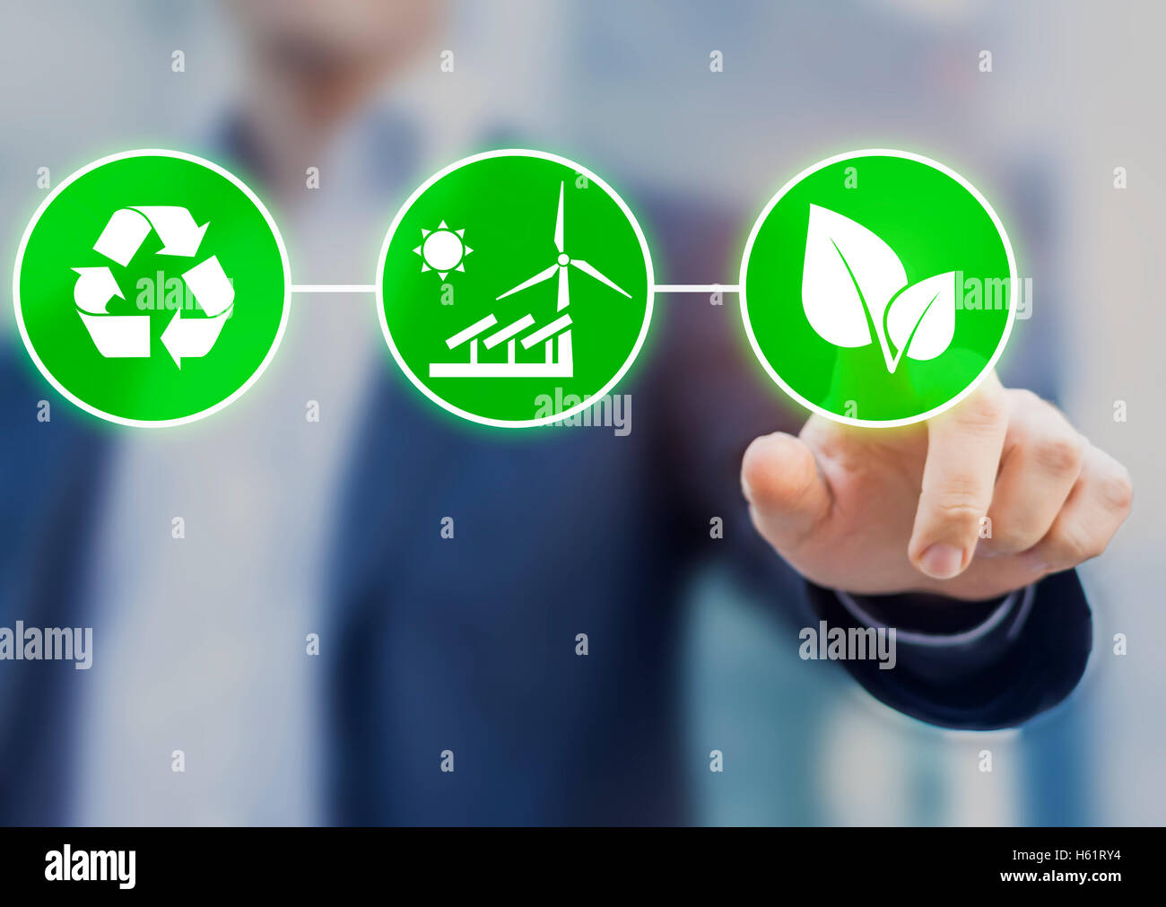 Concetto di sviluppo sostenibile e di ecologia e protezione dell'ambiente. Persona toccando i pulsanti verde con icone Foto Stock