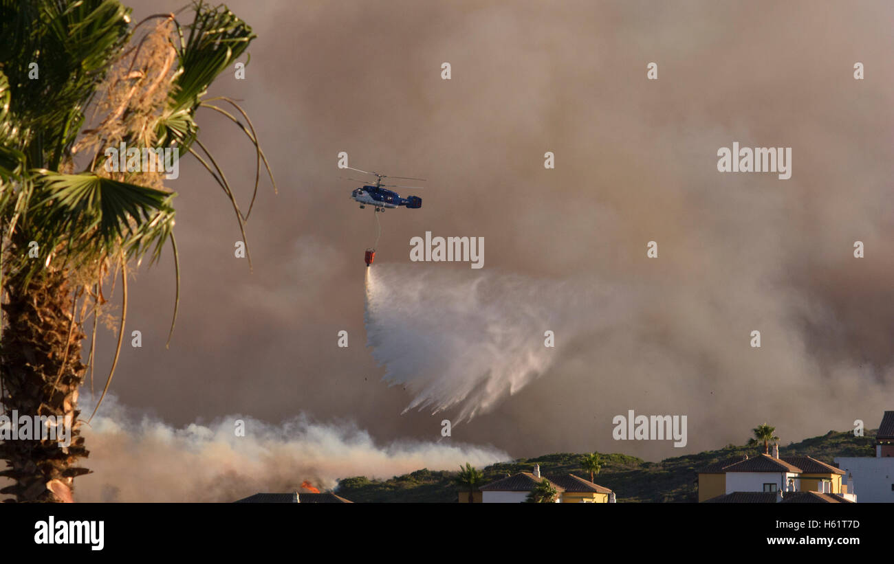 Un elicottero douses fiamme. Un elicottero scende un po' di acqua sul fuoco. Foto Stock