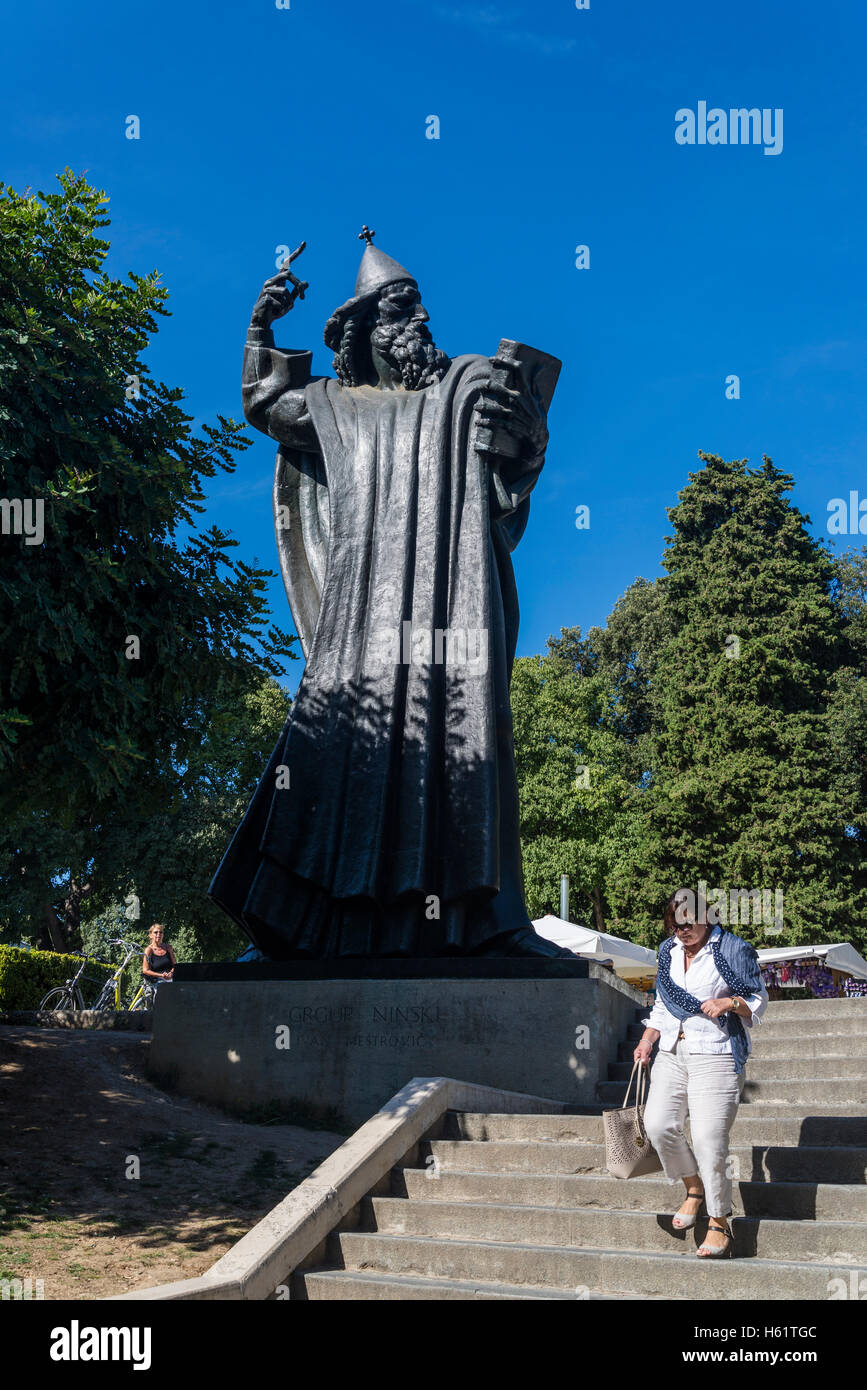 Statua del vescovo Gregorio di Nin nel Parco Giardin da Ivan Mestrovic, Split, Croazia Foto Stock