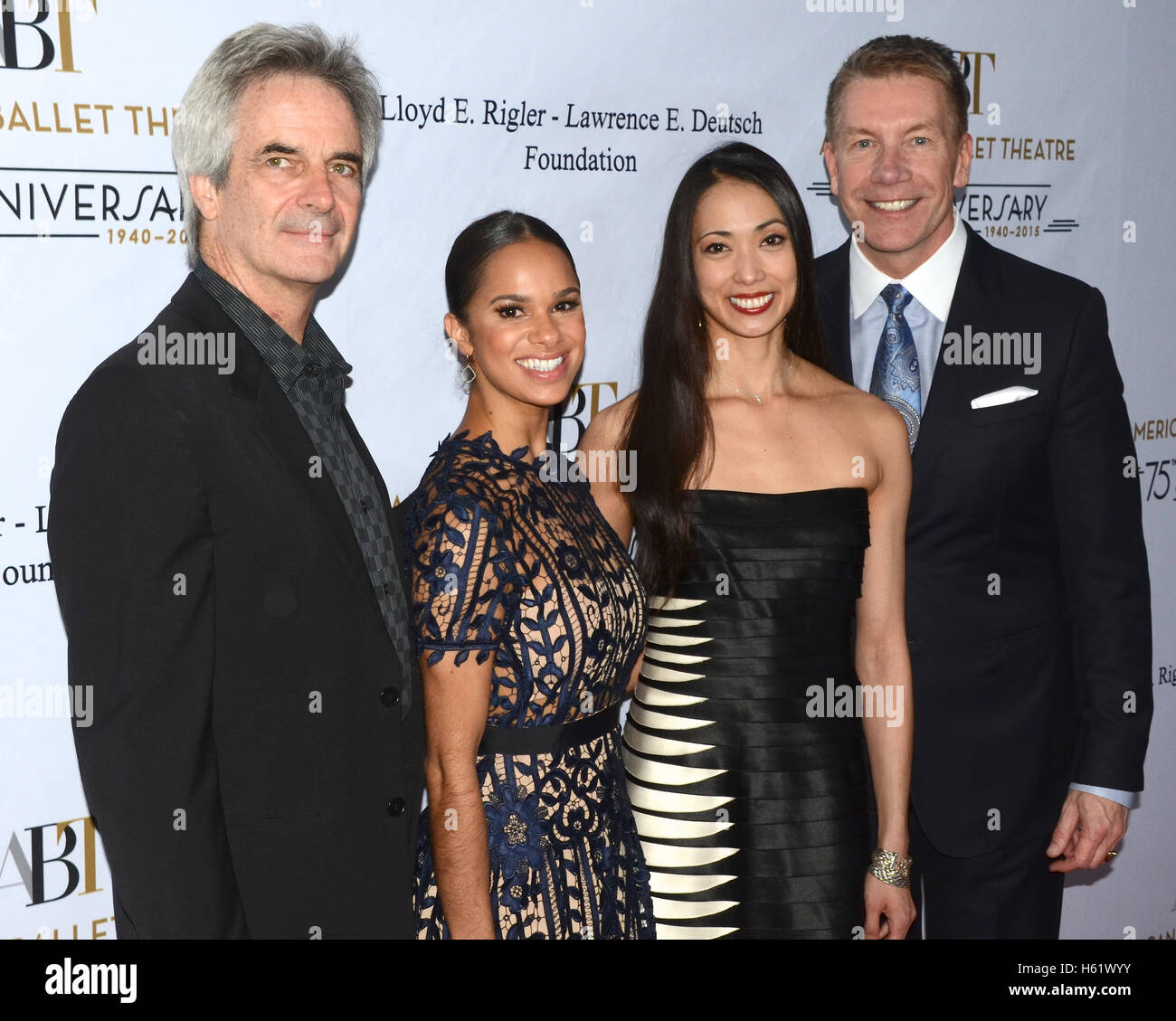 Misty Copeland, (L), Kevin McKenzie (LC), Stella Abrera (RC) e Michael Moser (R) arriva all'American Ballet Theatre settantacinquesimo anniversario gratifica di ferie presso il Beverly Hilton Hotel di Beverly Hills California il 8 dicembre 2015. Foto Stock