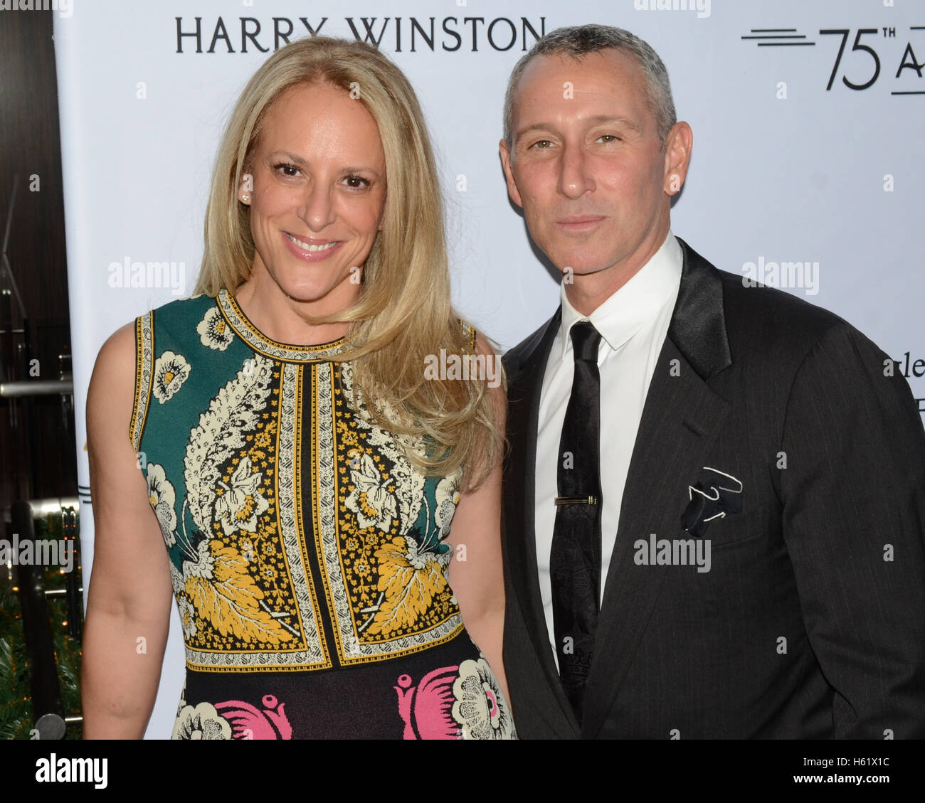 Anne Fletcher (L) e Adam Shankman (R) arriva all'American Ballet Theatre settantacinquesimo anniversario gratifica di ferie presso il Beverly Hilton Hotel di Beverly Hills California il 8 dicembre 2015. Foto Stock