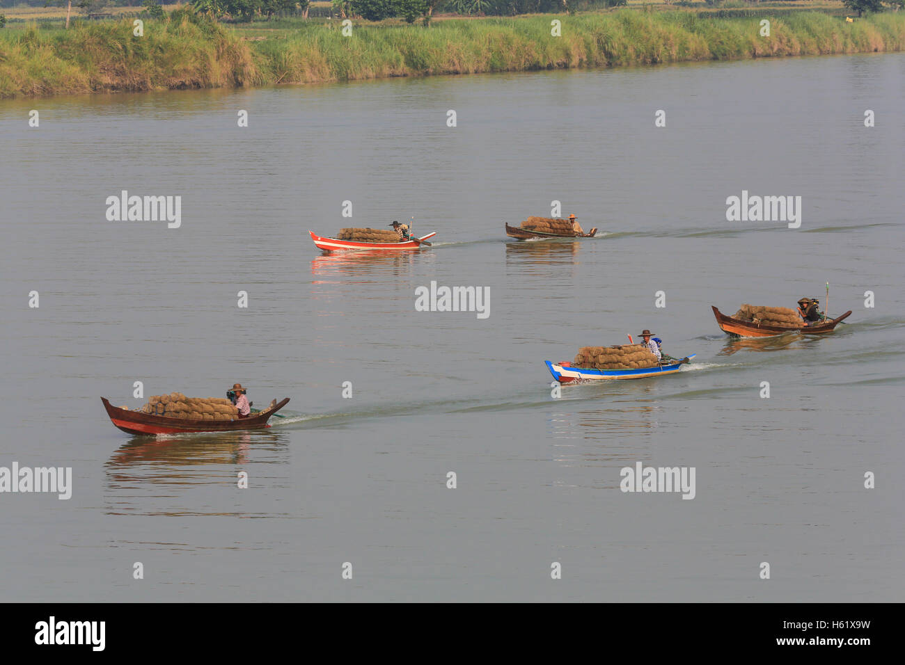 Cinque i pescatori e le loro barche riempito con trappole di pesca rubrica a monte sul fiume Irrawaddy in Myanmar (Birmania). Foto Stock