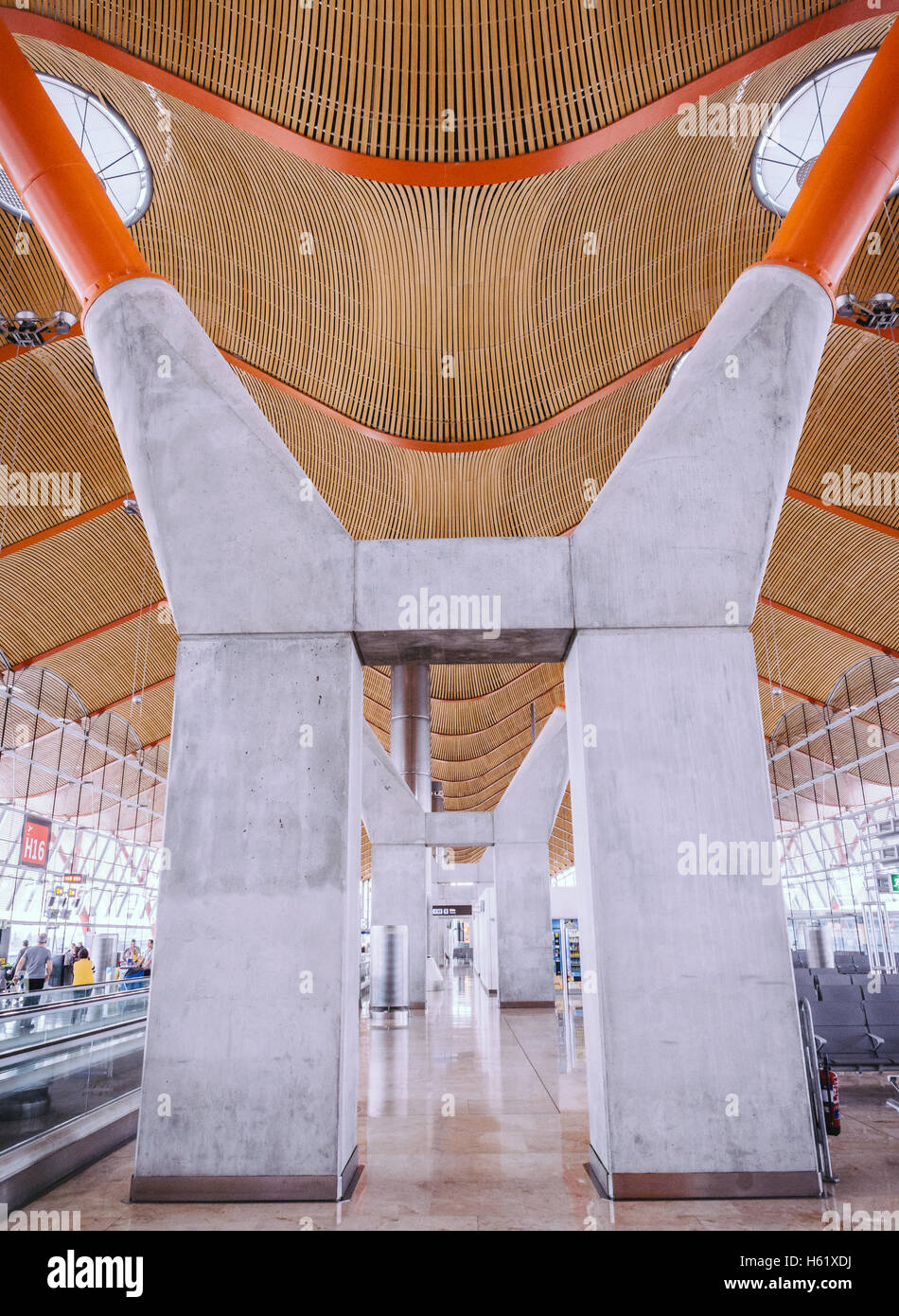 Il terminale T4 ad Adolfo Suarez-Barajas aeroporto a Madrid, Spagna. Il terminale 4, progettato da Antonio Lamela e Richard Rogers Foto Stock