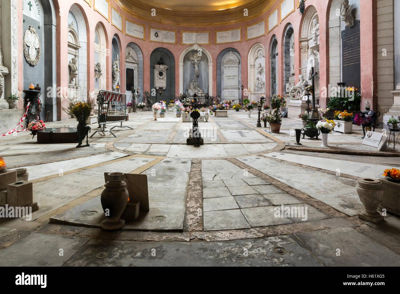 Bologna,Italia-dicembre 7,2016:Arcade all'interno del cimitero monumentale della Certosa di Bologna durante una giornata di sole. Foto Stock