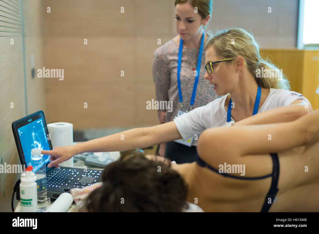 I partecipanti imparare nuove tecniche ad ultrasuoni sul congresso medico. Foto Stock