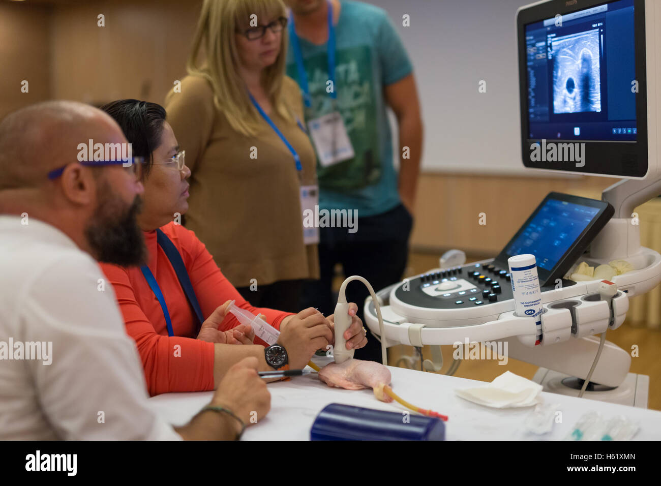I partecipanti imparare nuove tecniche ad ultrasuoni sul congresso medico. Foto Stock