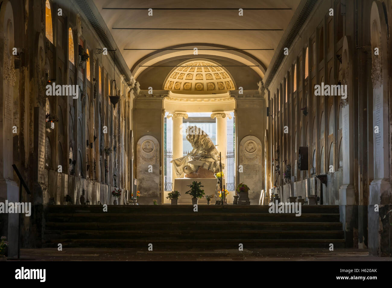 Bologna,Italia-dicembre 7,2016:antica statua gigante di lion all'interno del cimitero monumentale della Certosa di Bologna durante una soleggiata d Foto Stock