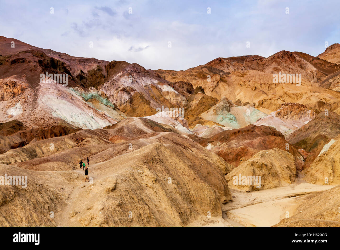 Famiglia escursioni su un artista della tavolozza, Death Valley, California, Stati Uniti d'America Foto Stock