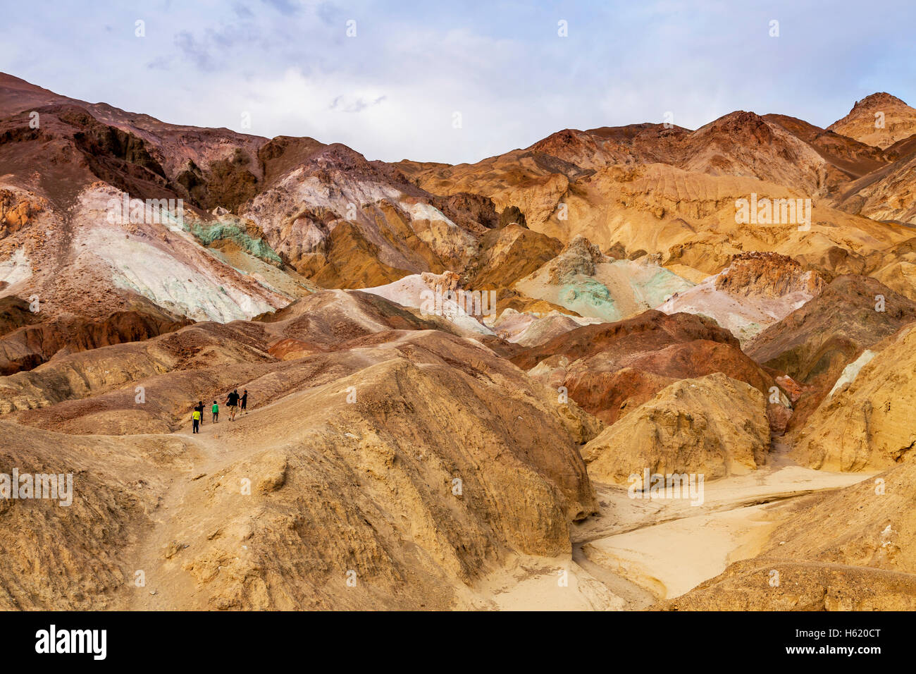 Famiglia escursioni su un artista della tavolozza, Death Valley, California, Stati Uniti d'America Foto Stock