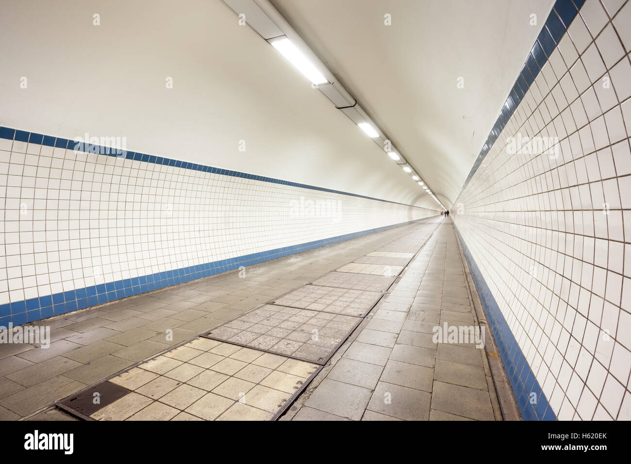 In una grande città in Belgio, non vi è un sentiero pedonale tunnel di bicicletta Foto Stock