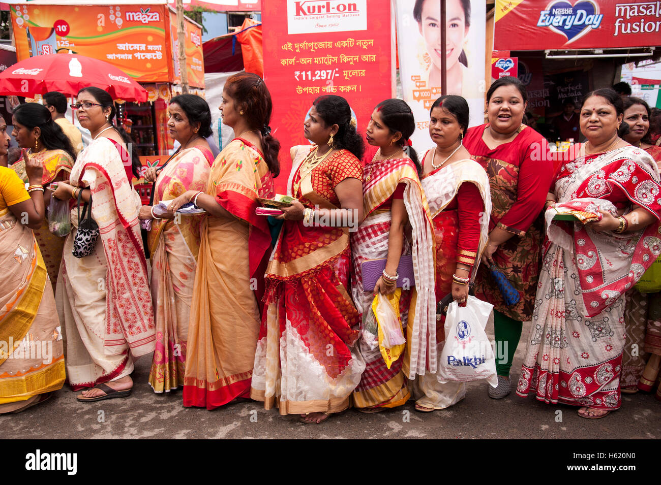 Sindoor Khela l'ultimo rituale per Bengali le donne sposate su Vijayadashami Durga puja Kolkata West Bengal India Foto Stock