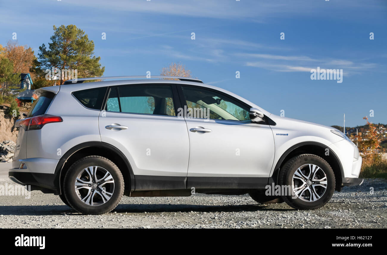 Trondheim, Norvegia - 16 Ottobre 2016: grigio argento Toyota RAV4 Hybrid sport utility vehicle SUV Foto Stock