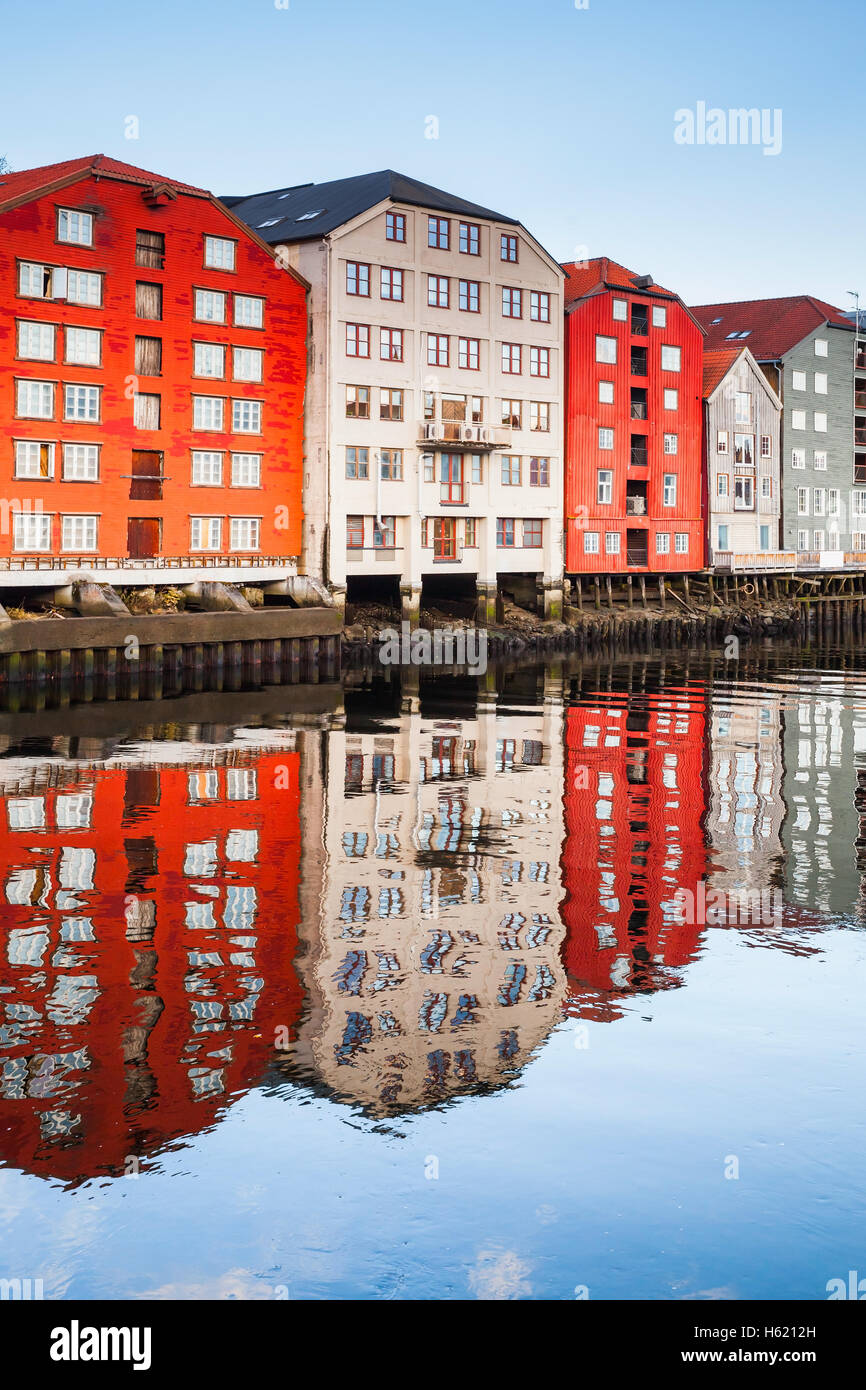 La colorata Vecchia case di legno stand lungo il fiume Nidelva. Trondheim, Norvegia Foto Stock