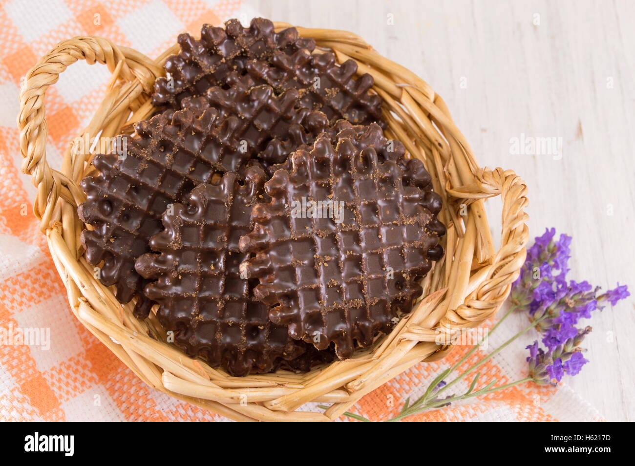 Ricoperta di cioccolato round biscotti fatti in casa nel cesto in legno Foto Stock