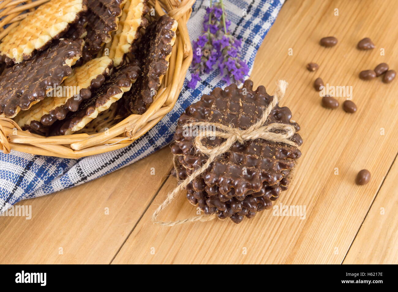 Ricoperta di cioccolato round biscotti caserecci disposizione rustico Foto Stock