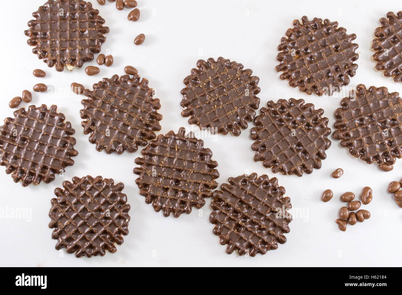 Ricoperta di cioccolato round biscotti fatti in casa su bianco Foto Stock