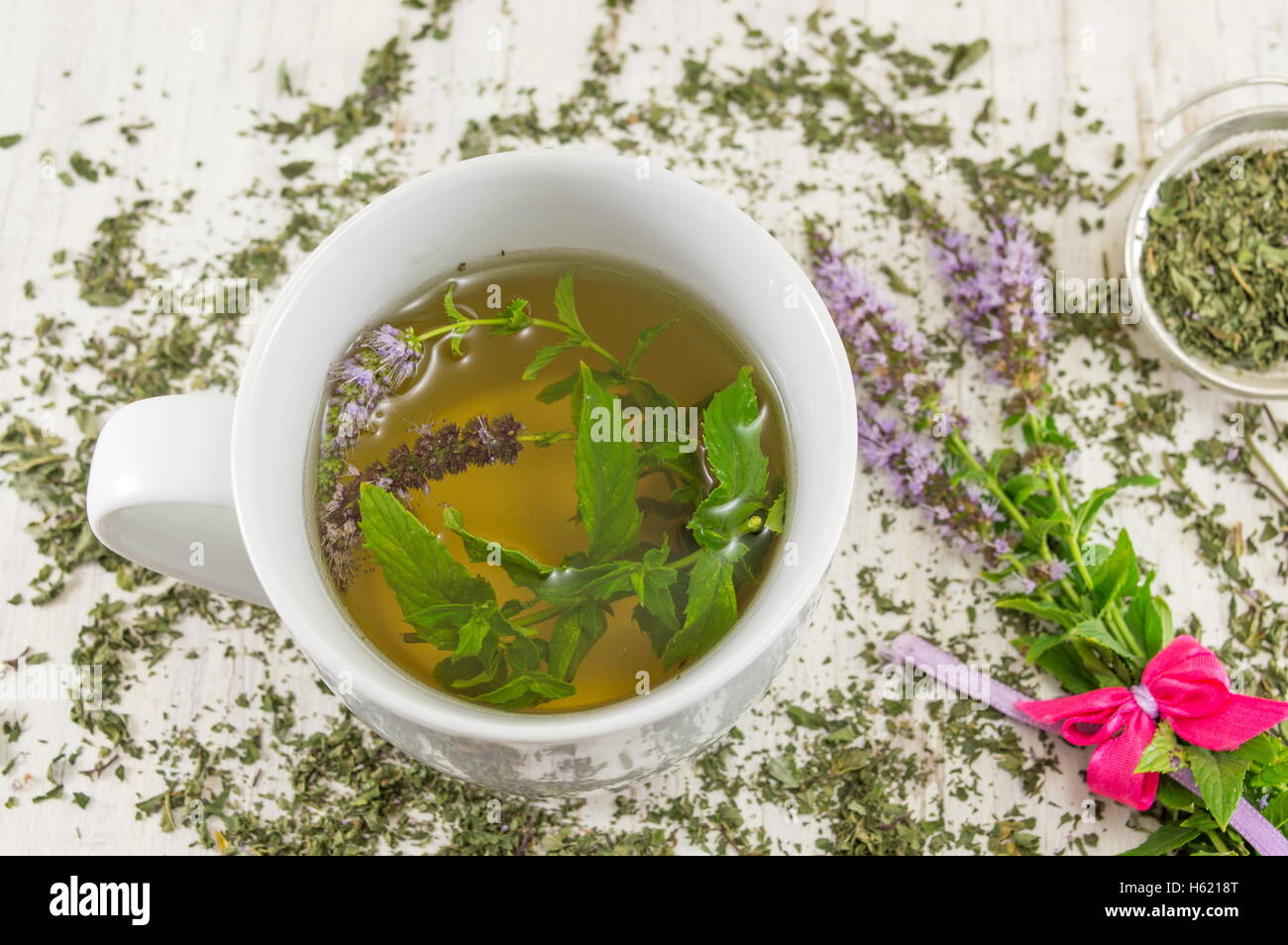 Il tè alla menta con erbe fresche in una tazzina Foto Stock