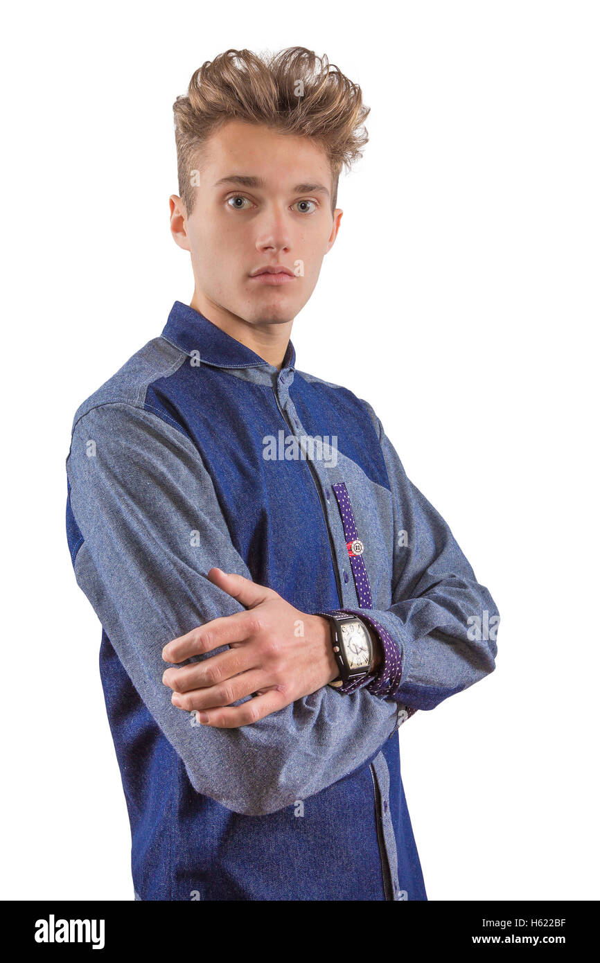 Giovane biondo elegante uomo vestito con un misto di denim shirt con un grande orologio Foto Stock