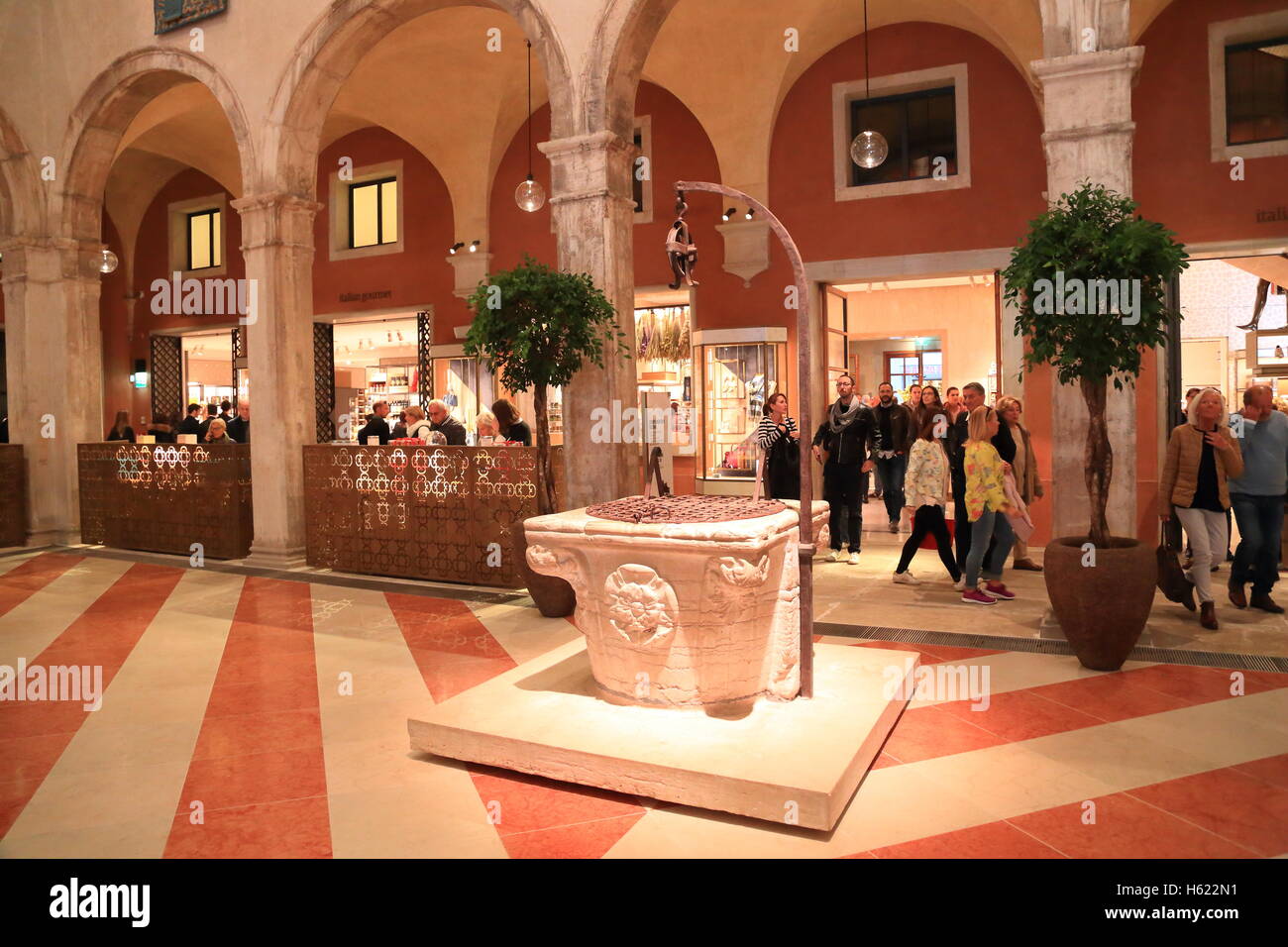 Il lussuoso centro commerciale Fondaco dei Tedeschi a Venezia. Foto Stock