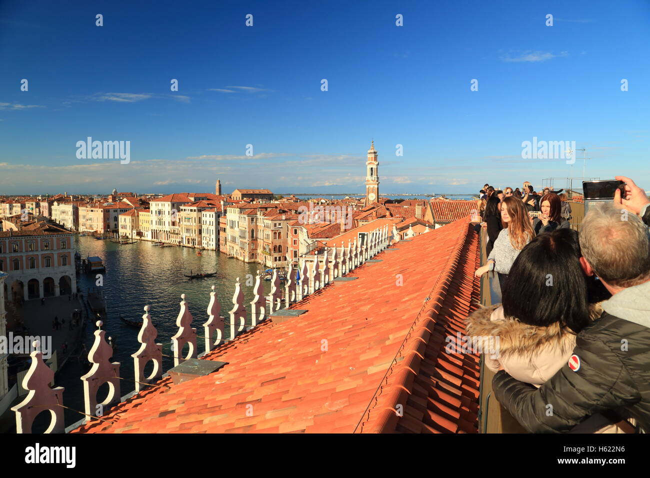 La terrazza sul tetto del lussuoso centro commerciale Fondaco dei Tedeschi a Venezia. Foto Stock