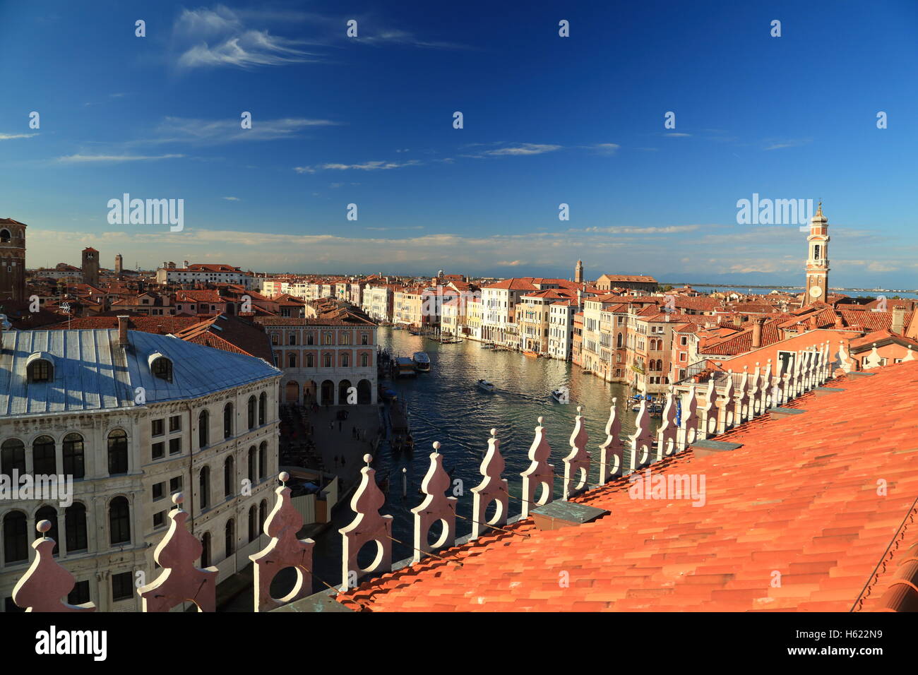 La terrazza sul tetto del lussuoso centro commerciale Fondaco dei Tedeschi a Venezia. Foto Stock