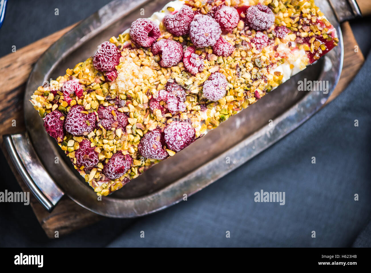 Italian semifreddo con frutti di bosco surgelati e pistacchio Foto Stock