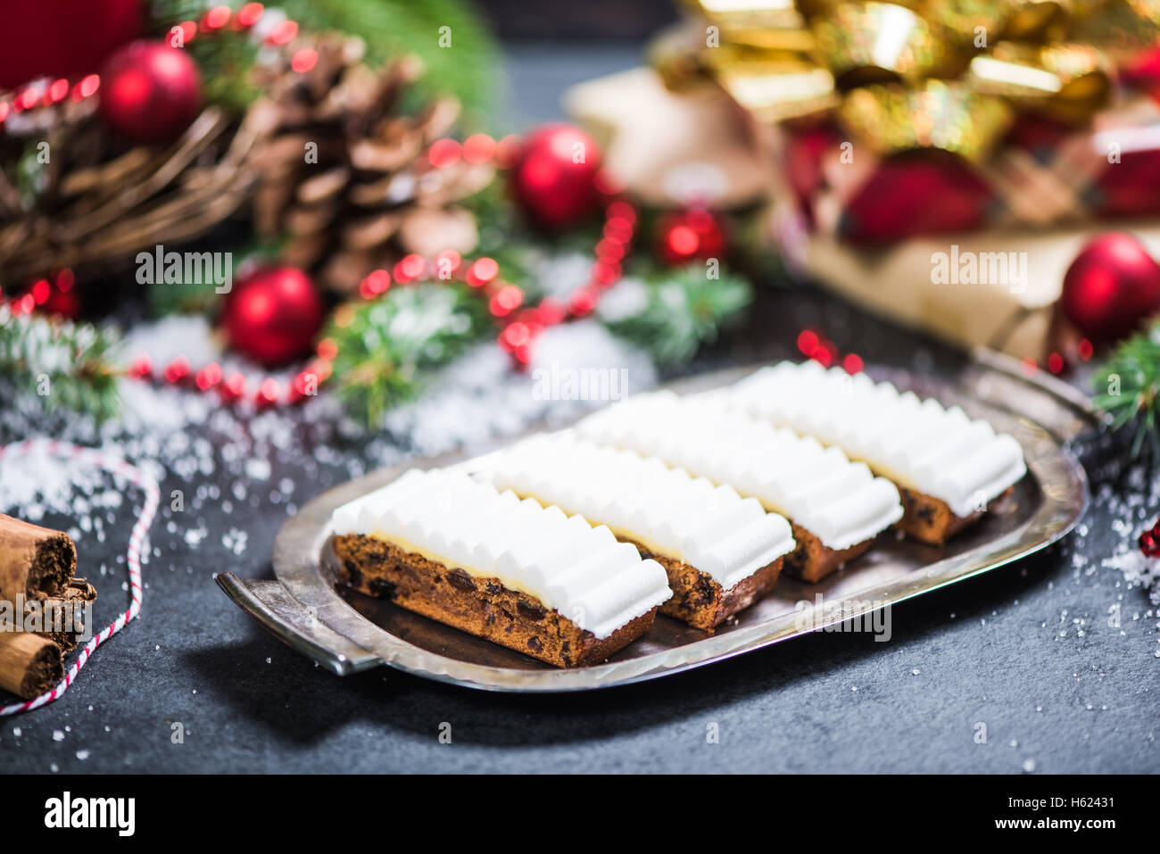 Natale ricco di frutta a fette di torta su wintage serve silver plater Foto Stock