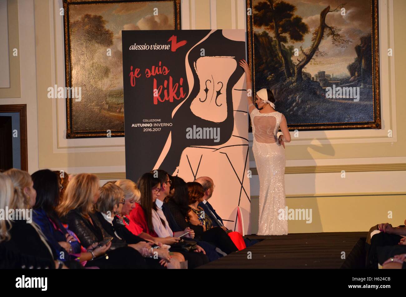 Napoli, Italia. Xxi oct, 2016. Alessio Visone, napoletano di designer di moda presenta Je suis kiki la sua nuova collezione A/w 2016 -2017 all'Hotel Vesuvio di Napoli © Angela Acanfora/Pacific Press/Alamy Live News Foto Stock