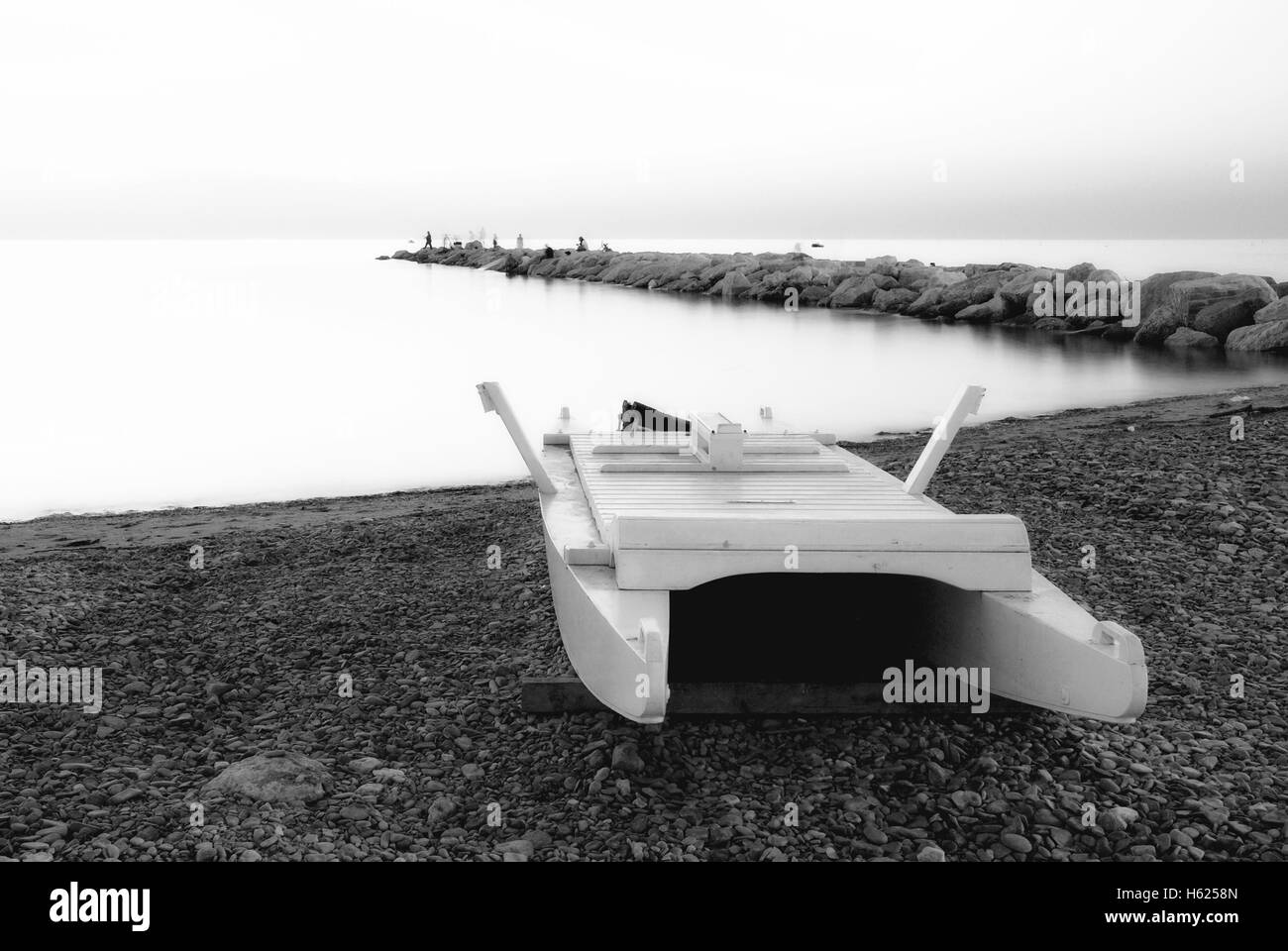 Barca sulla spiaggia al tramonto Foto Stock