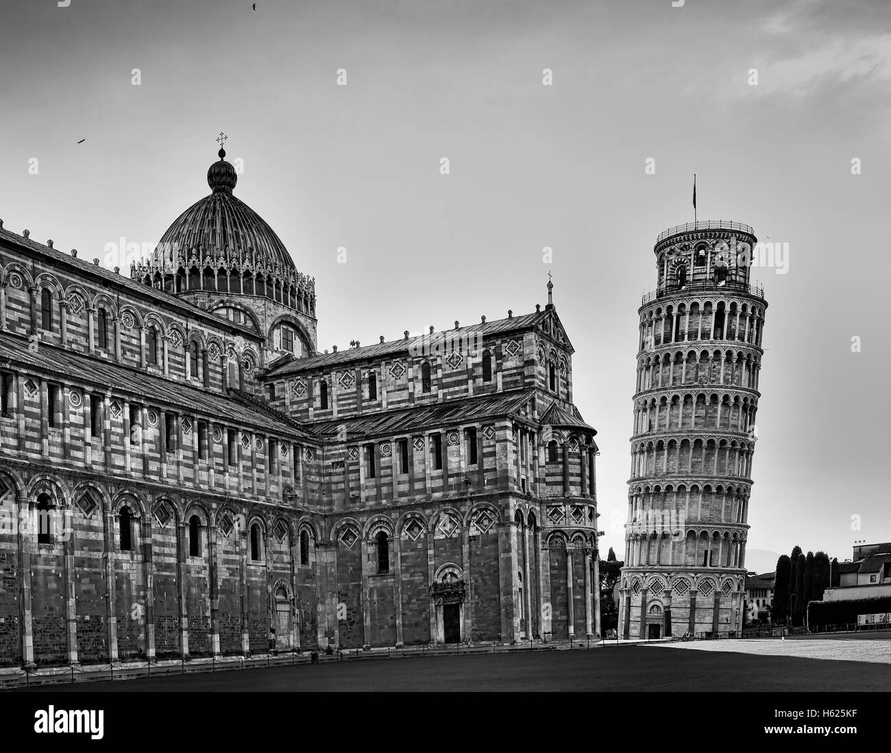 Parte del Duomo di Pisa e la torre pendente di Pisa se in bianco e nero di conversione a sunrise - grande italiano architettoniche e culturali Foto Stock