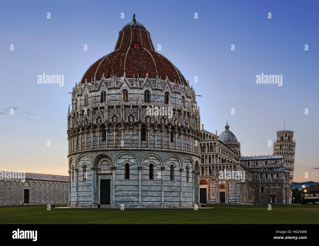 Il battistero, la cattedrale e il campanile pendente di Pisa a sunrise come un complesso architettonico e punto di riferimento della storia italiana. Foto Stock