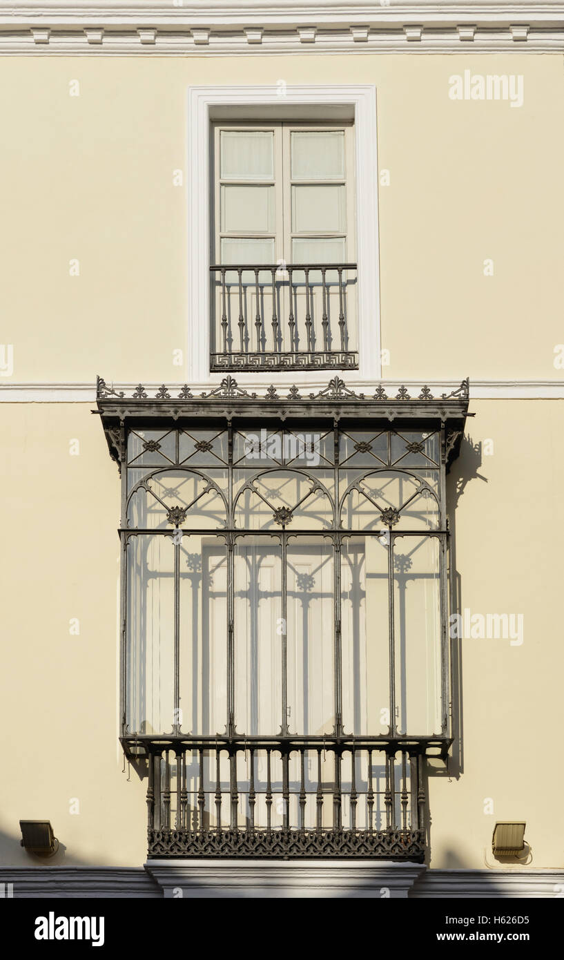 Tradizionale ornati in ferro battuto e vetro di finestra con balcone Santa Cruz Siviglia Andalusia Spagna Europa Foto Stock