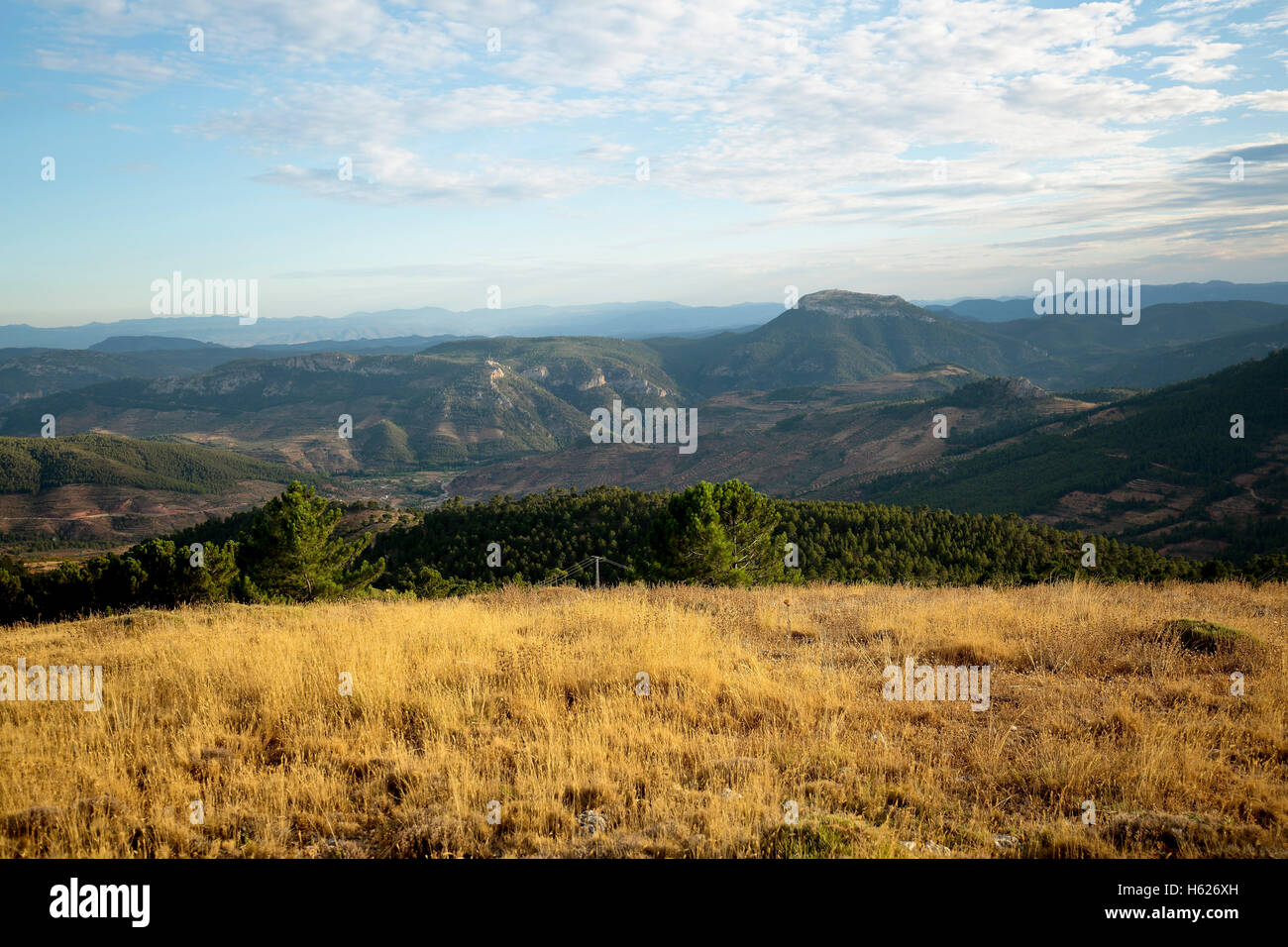 Paesaggio di montagne della Sierra de Segura, Bogarra, Albacete, Spagna. Cattura orizzontale. Foto Stock