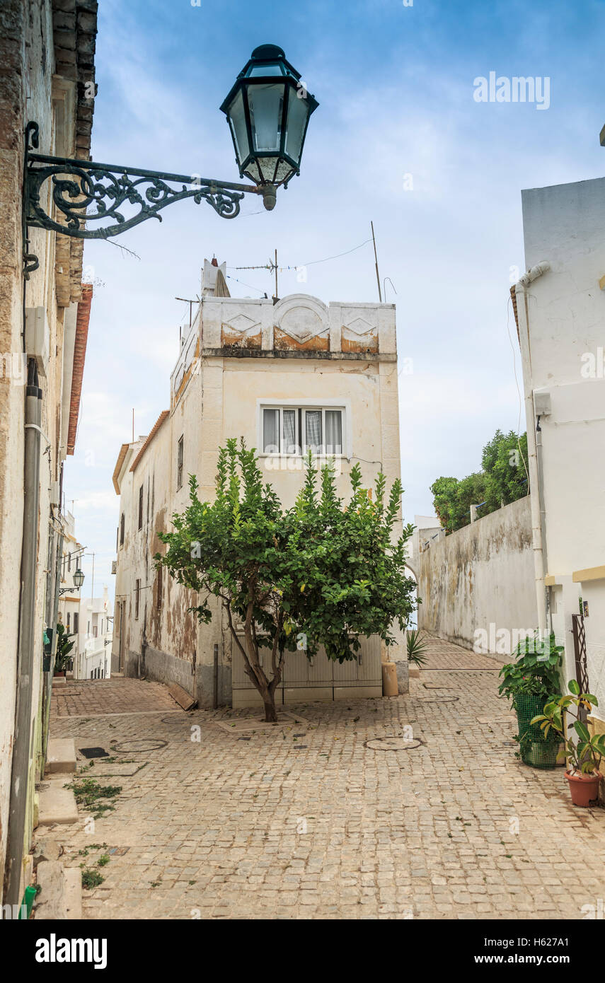 Albufeira Algarve Portogallo vista di old street case di città Foto Stock