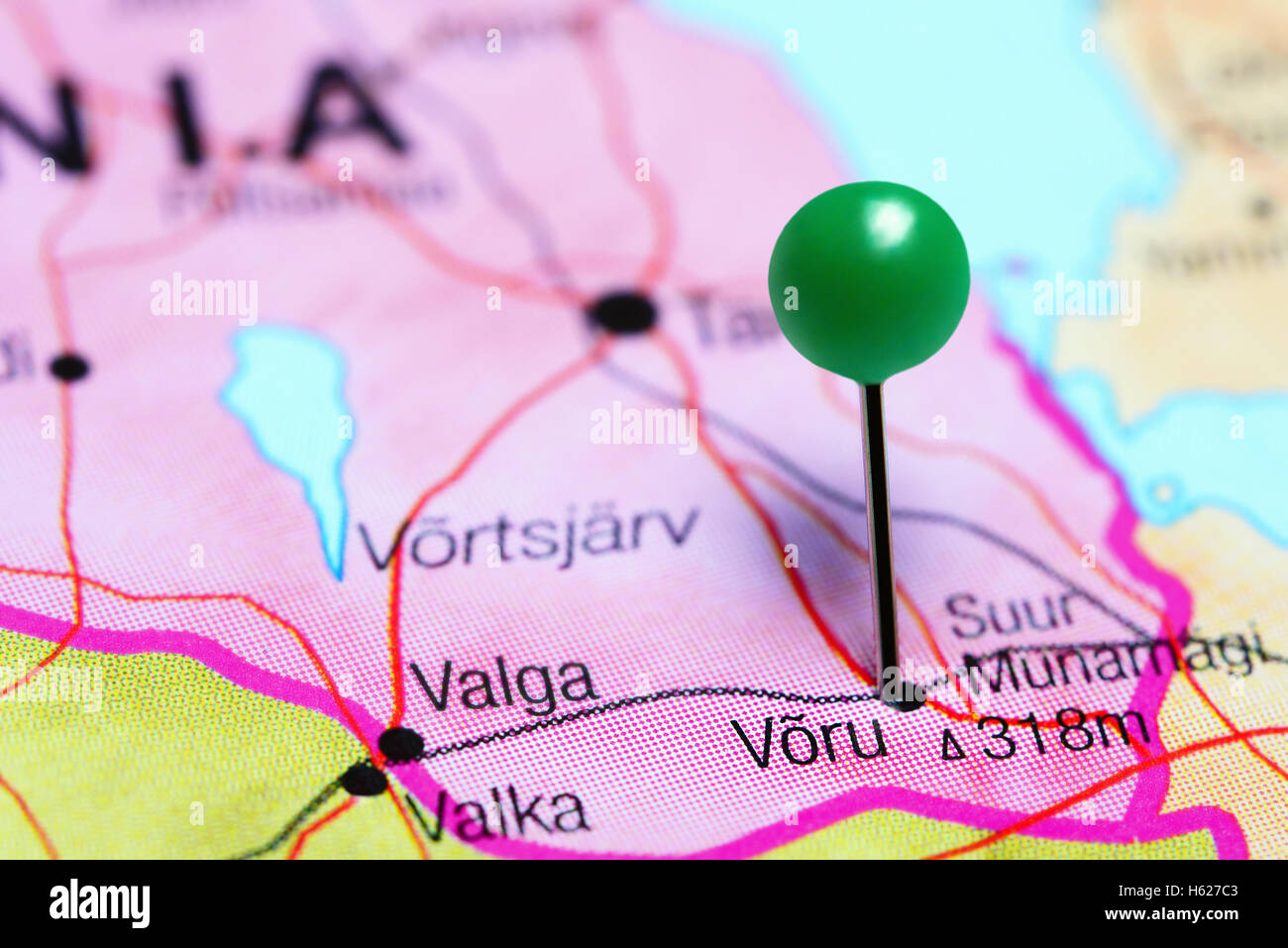 Voru imperniata su una mappa di Estonia Foto Stock