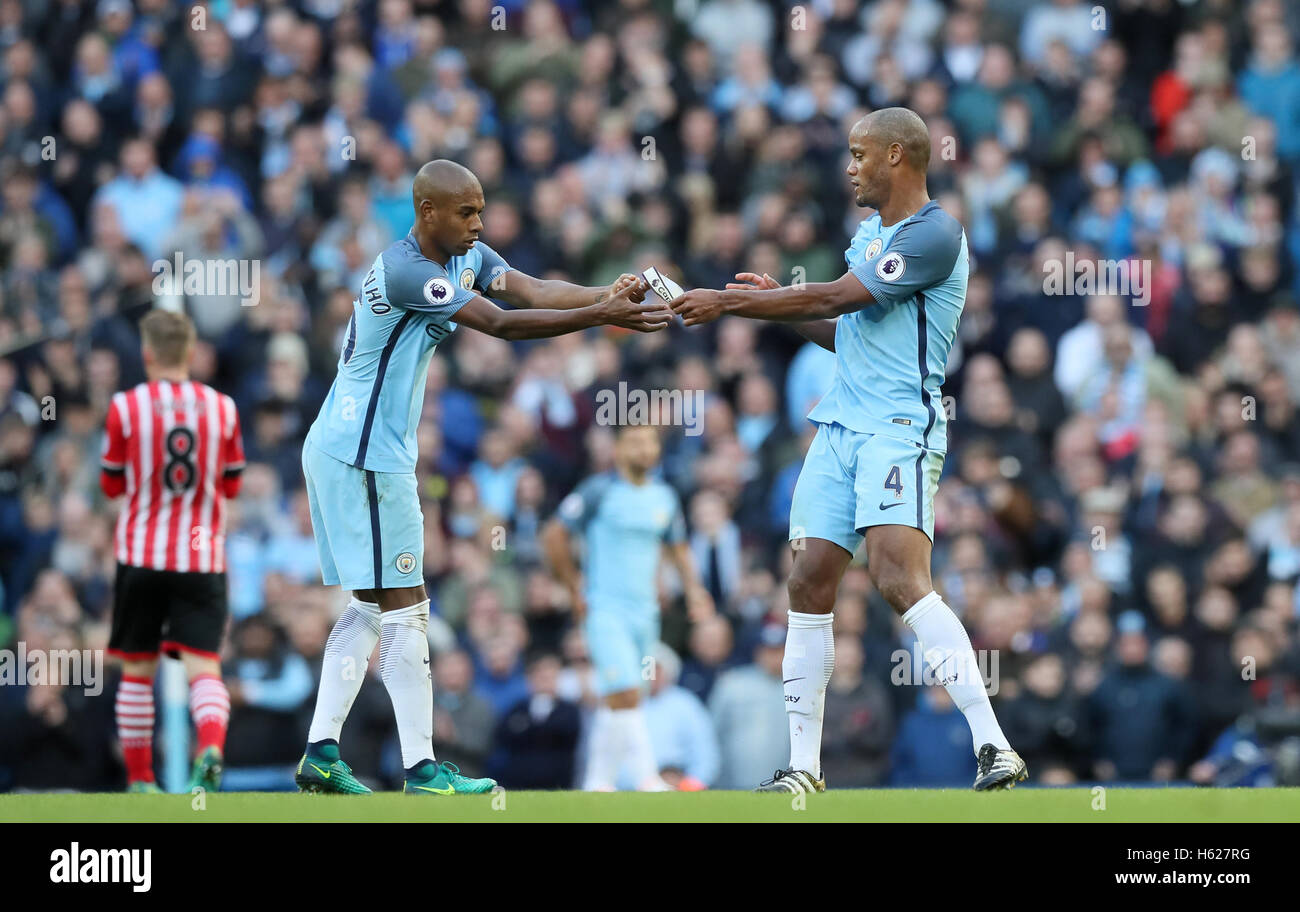 Manchester City's Fernandinho riceve i capitani fascia da braccio di partenza Vincent Kompany (a destra) durante il match di Premier League al Etihad Stadium e Manchester. Foto Stock