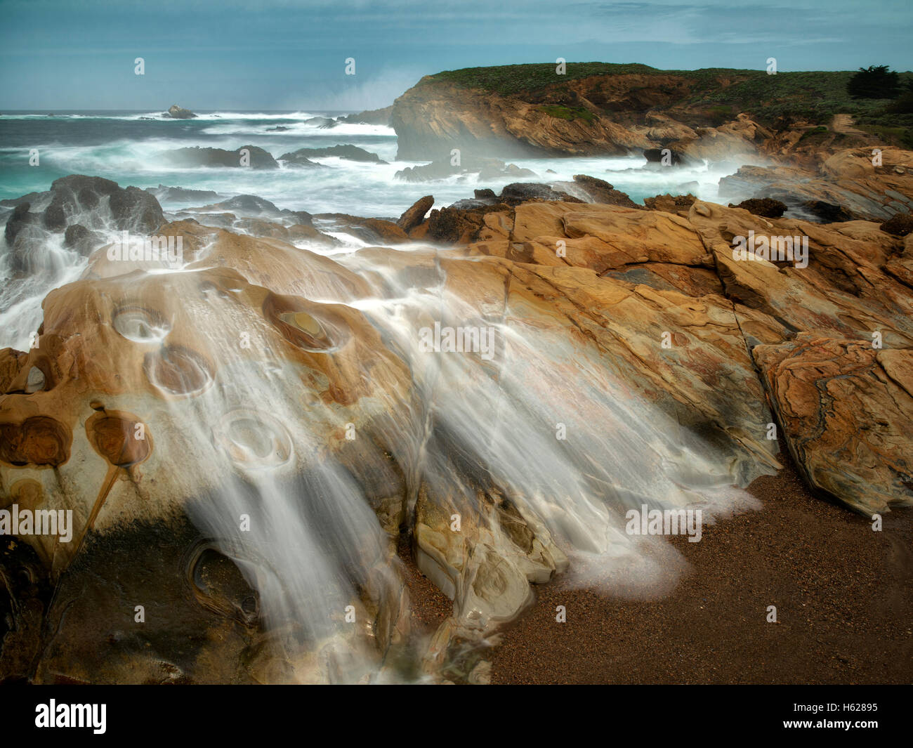 Si infrangono onde di tempesta. Point Lobos State Reserve. California Foto Stock