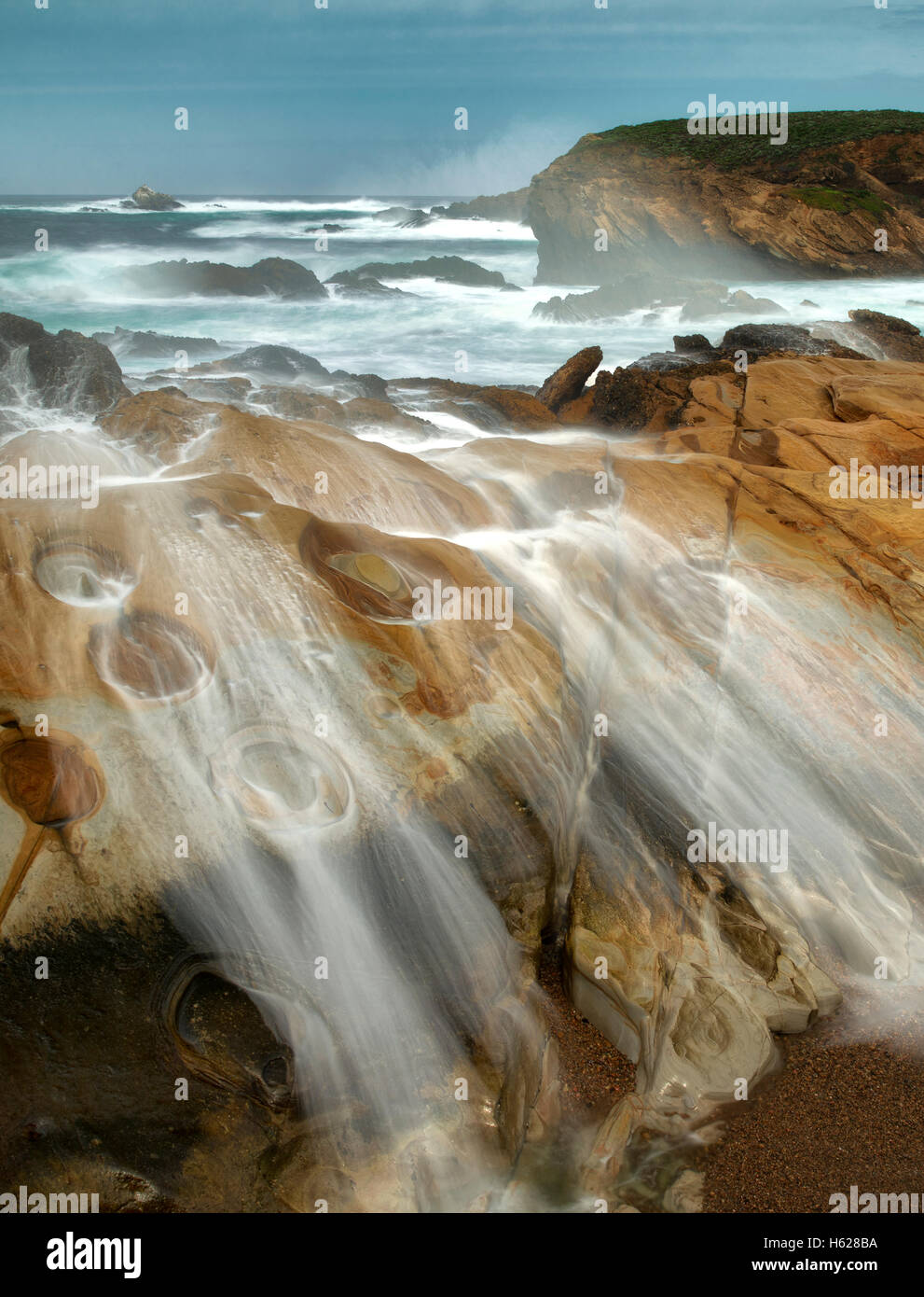 Si infrangono onde di tempesta. Point Lobos State Reserve. California Foto Stock