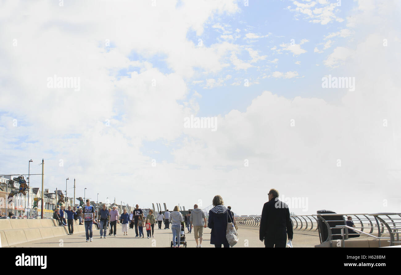 La gente camminare lungo la Promenade di Blackpool, Lancashire, Regno Unito Foto Stock