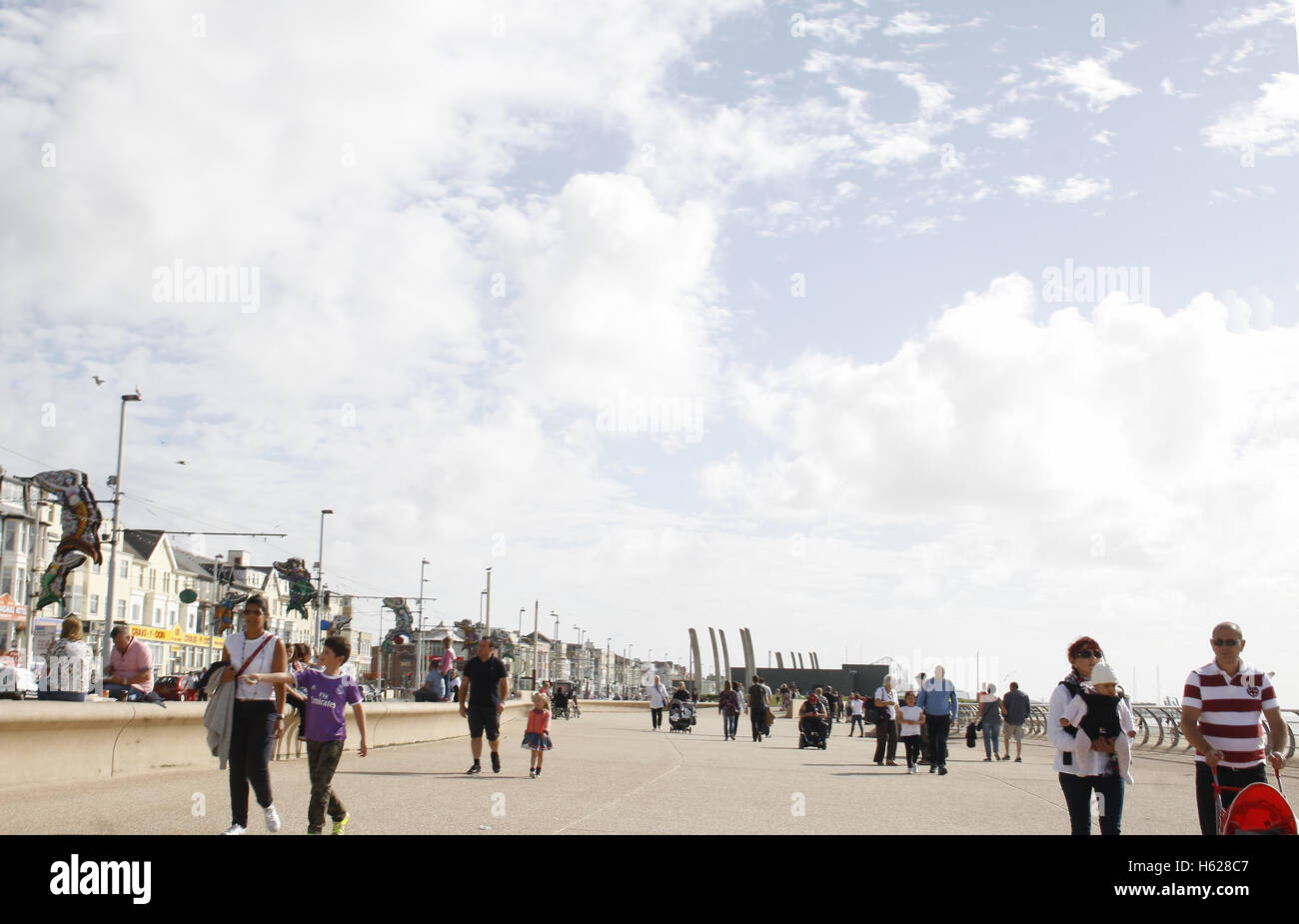 La gente camminare lungo la Promenade di Blackpool, Lancashire, Regno Unito Foto Stock