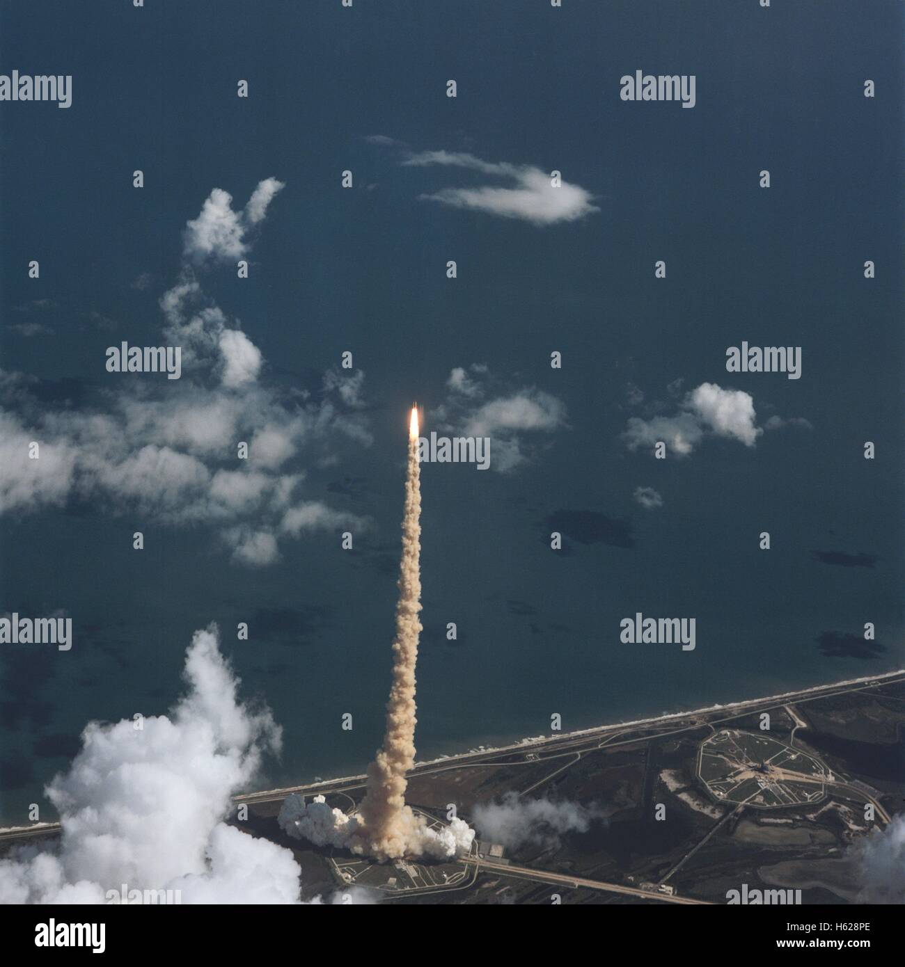 NASA Space Shuttle Atlantis lascia una scia di fumo di scarico come si lancia dal Kennedy Space Center Launch Complex 18 ottobre 1989 nell'Isola Merritt, Florida. Foto Stock
