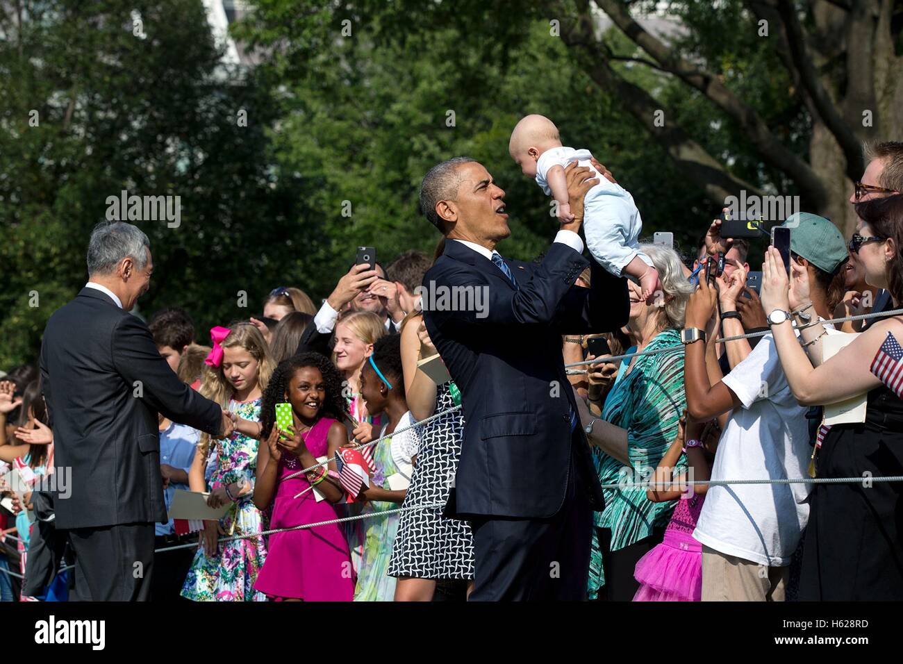 Stati Uniti Il presidente Barack Obama e da Singapore il primo ministro Lee Hsien Loong salutare i bambini delle scuole e gli ospiti durante lo stato cerimonia di arrivo sulla Casa Bianca South Lawn Agosto 2, 2016 a Washington, DC. Foto Stock