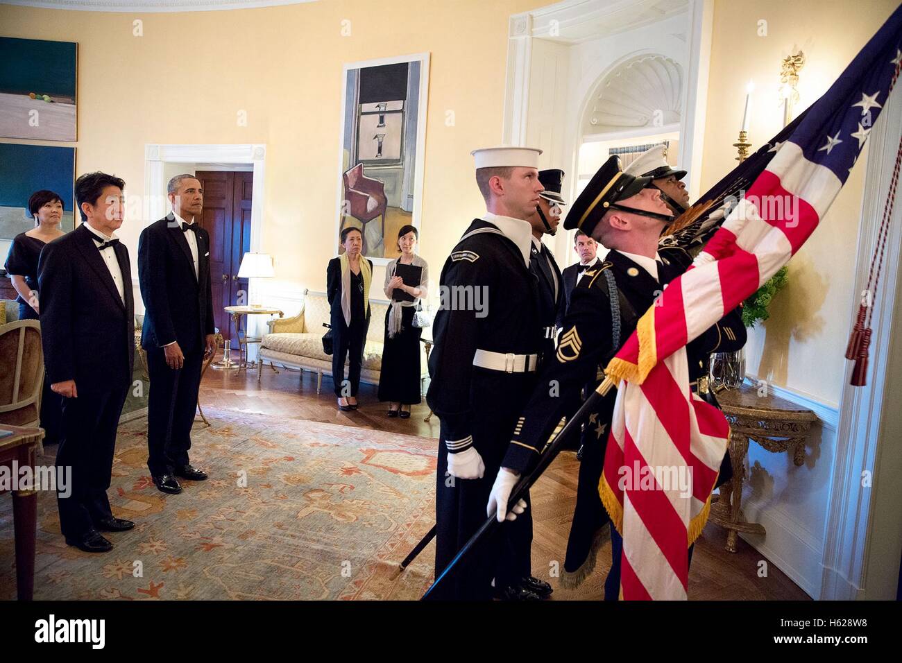 Stati Uniti Il presidente Barack Obama e il Primo Ministro giapponese Shinzo Abe attendere per seguire il colore protezione giù il grande scalone allo Stato la Cena nella Casa Bianca giallo sala ovale 28 aprile 2015 a Washington, DC. Foto Stock