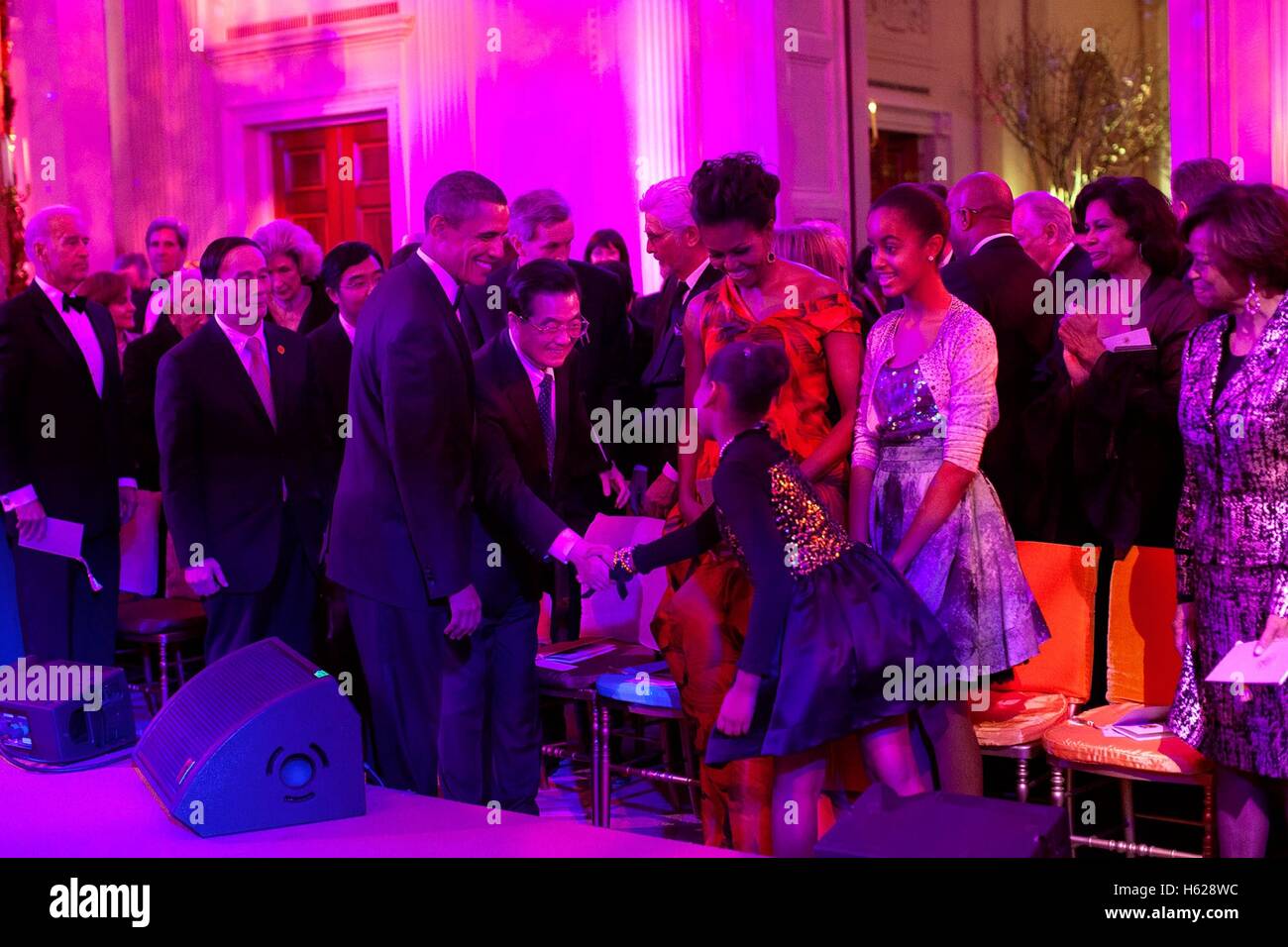 Stati Uniti Il presidente Barack Obama e la First Lady Michelle Obama introdurre il presidente cinese Hu Jintao alle figlie di Obama di Sasha e Malia Obama prima della cena di stato delle prestazioni nella Casa Bianca Sala Est Gennaio 19, 2011 a Washington, DC. Foto Stock